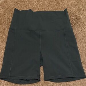 Vuori 5” biker short in aspen